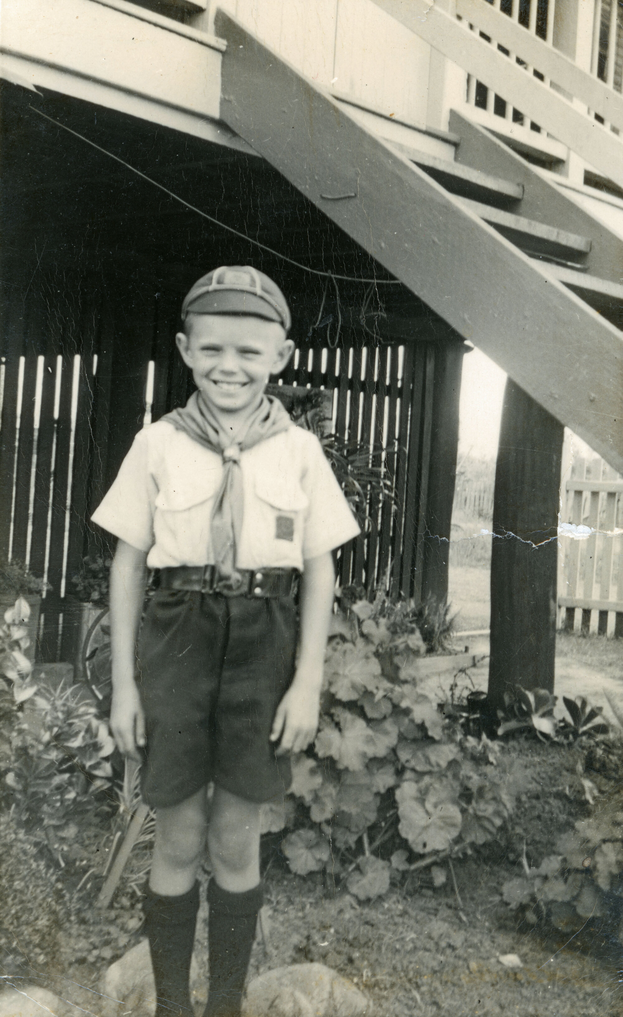 Les in Cub Scout uniform