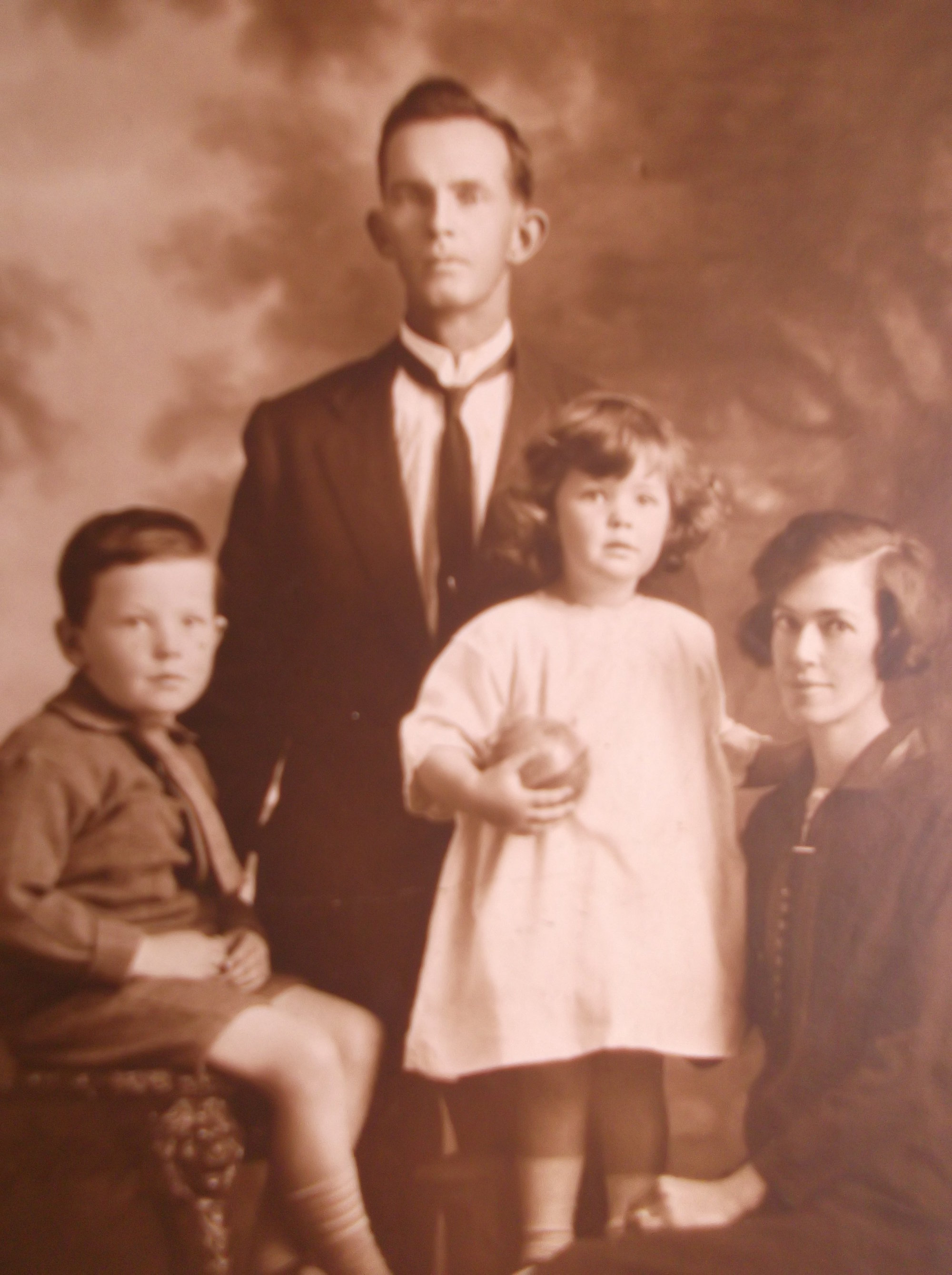 The Allan Family of Kiamba circa 1927