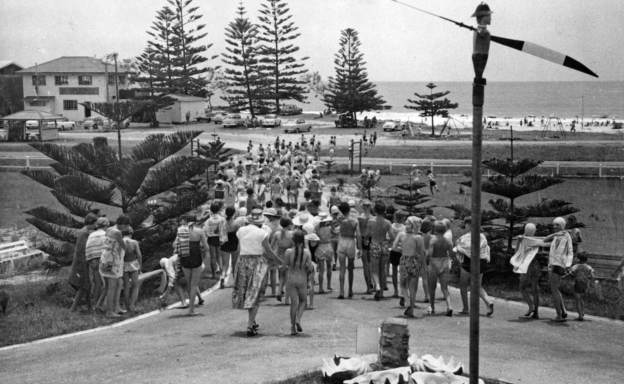  Children&nbsp;from Alexandra Park heading off to the&nbsp;beach&nbsp;for a swim, Alexandra Headland, January 1960&nbsp;