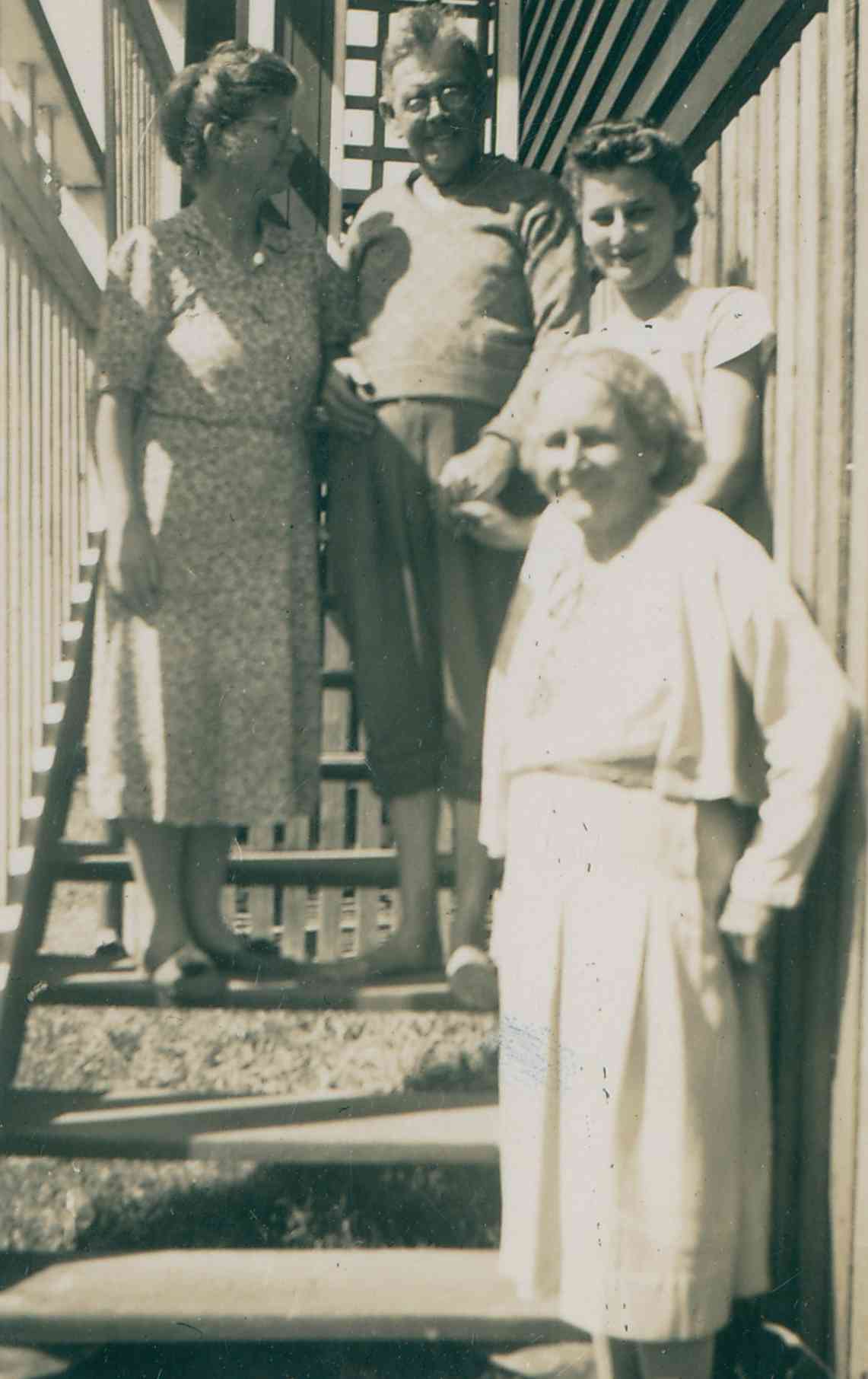 Belle and Jack Scargill, Runa and Miss Makepeace at Noosaville