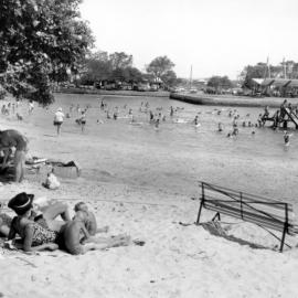 Holiday makers at Cotton Tree
