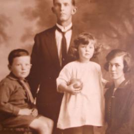 The Allan Family of Kiamba circa 1927