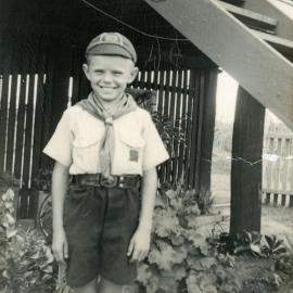 Les in Cub Scout uniform